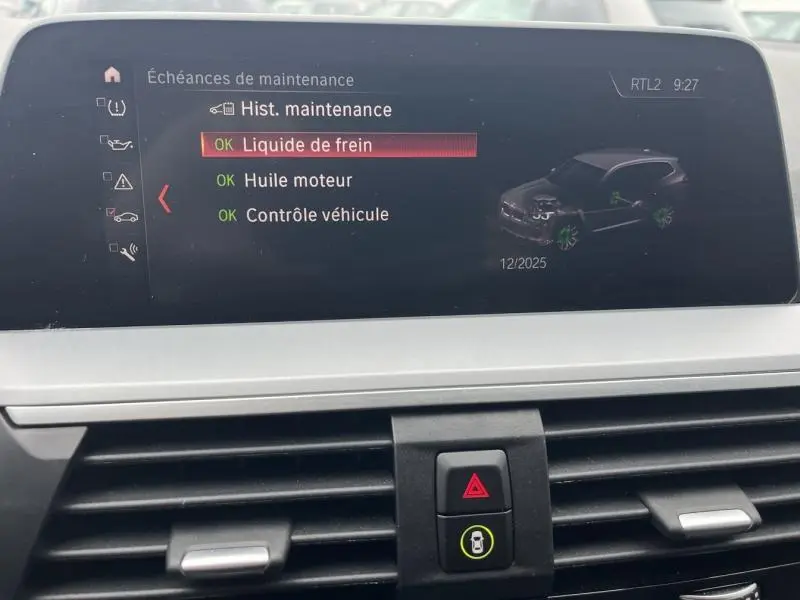 Écran central du tableau de bord de BMW X3 xDrive30e 2020 montrant l'état de maintenance avec rappel liquide de frein.