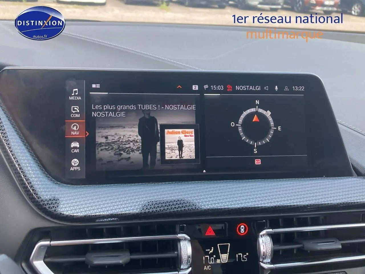 Vue rapprochée de l’écran central du BMW Série 1 118i 2023, affichant la navigation et la radio.