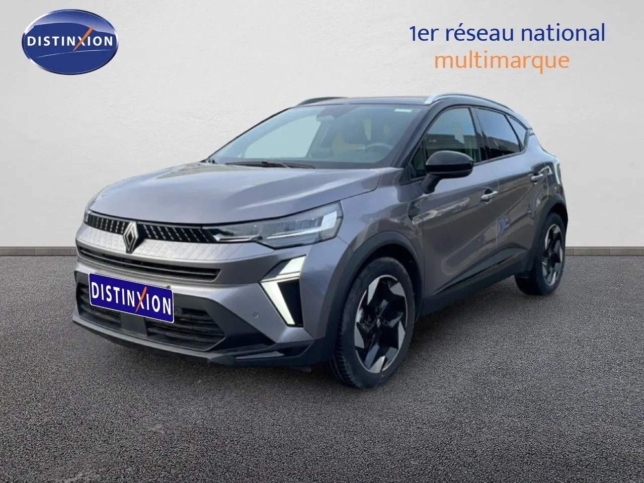 Renault Captur 2025 gris cassiopée métal avec toit noir, vue 3/4 avant mettant en valeur ses optiques LED distinctives.
