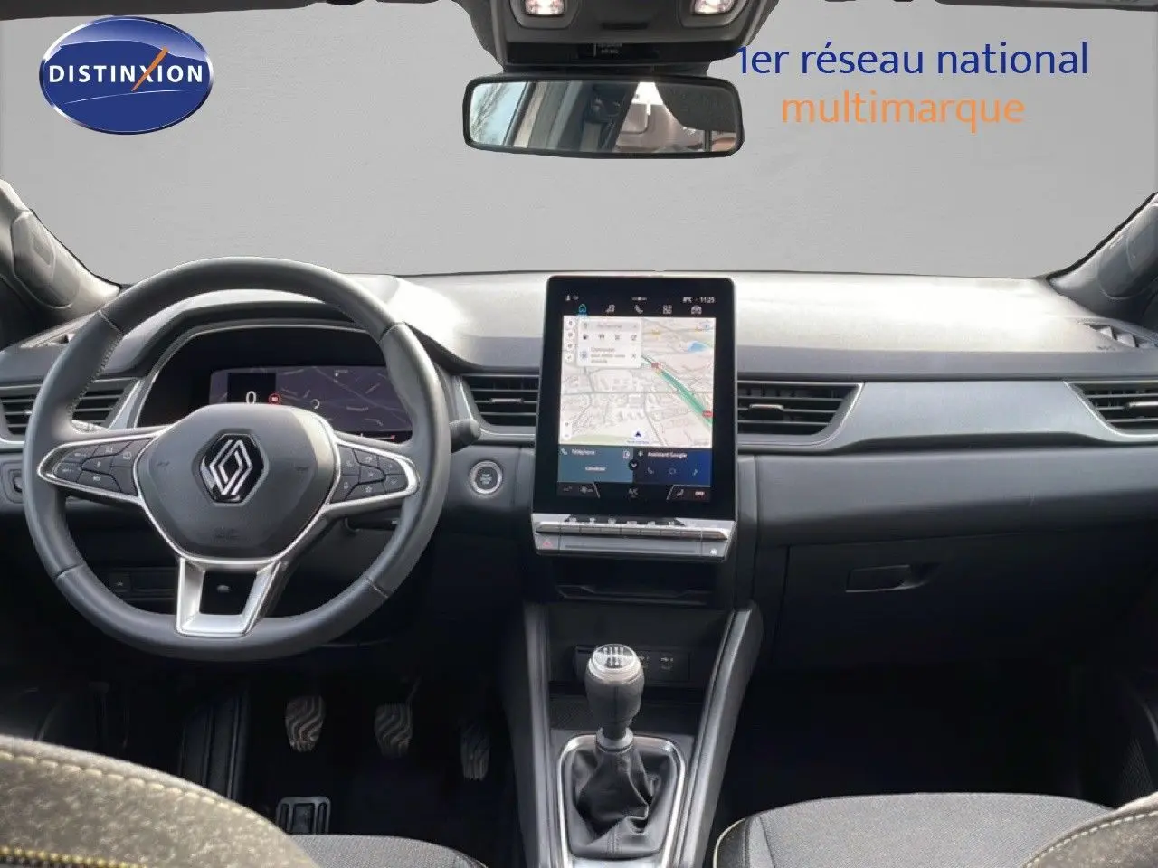 Vue intérieure frontale du Renault Captur 1.0 ECO-G 100CH TECHNO 2025, tableau de bord moderne avec écran tactile vertical et boîte manuelle.