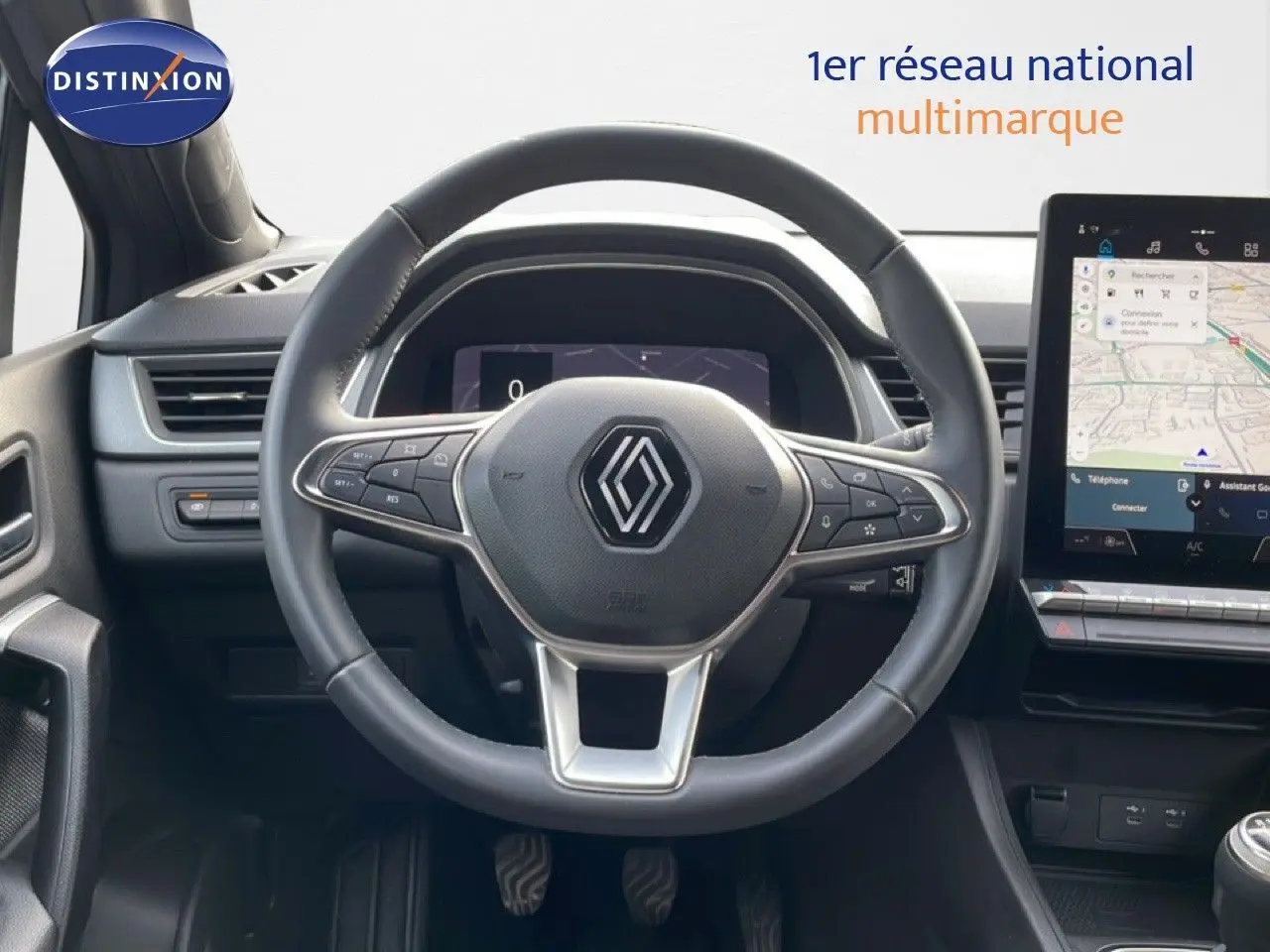 Vue intérieure centrée sur le volant cuir noir de la Renault Captur 2025 avec écran tactile et tableau de bord digital.