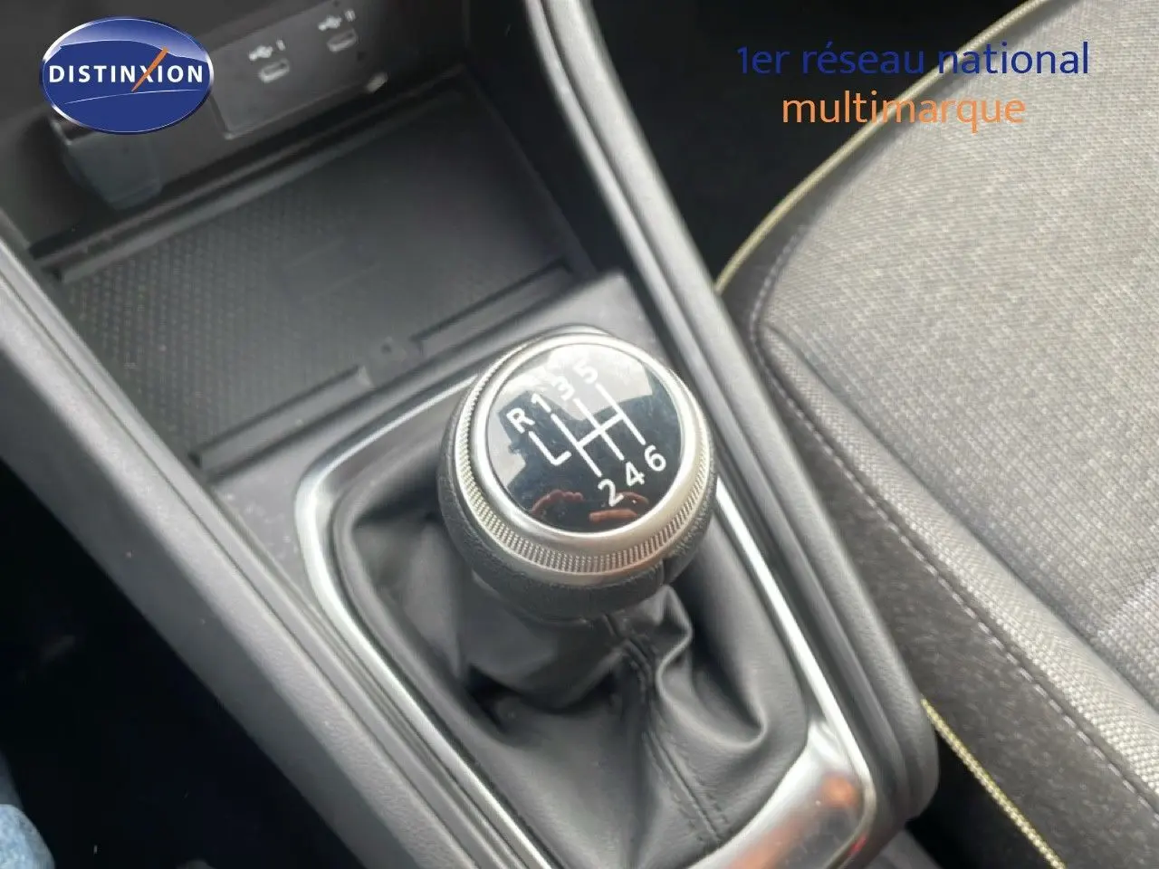 Le levier de vitesses manuel en gros plan dans l'habitacle du Renault Captur gris cassiopée métal avec toit noir.