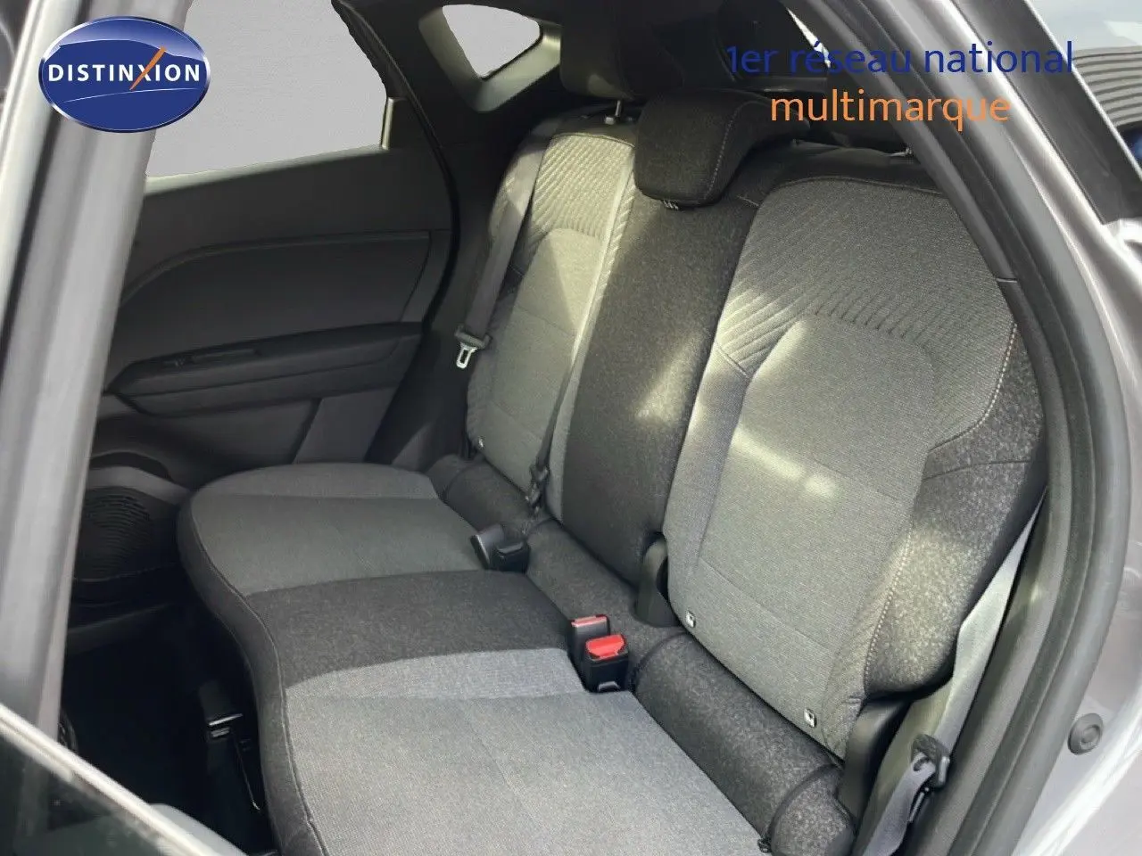 Vue intérieure côté gauche des sièges arrière gris du Renault Captur 2025 avec porte ouverte et ceinture visible.