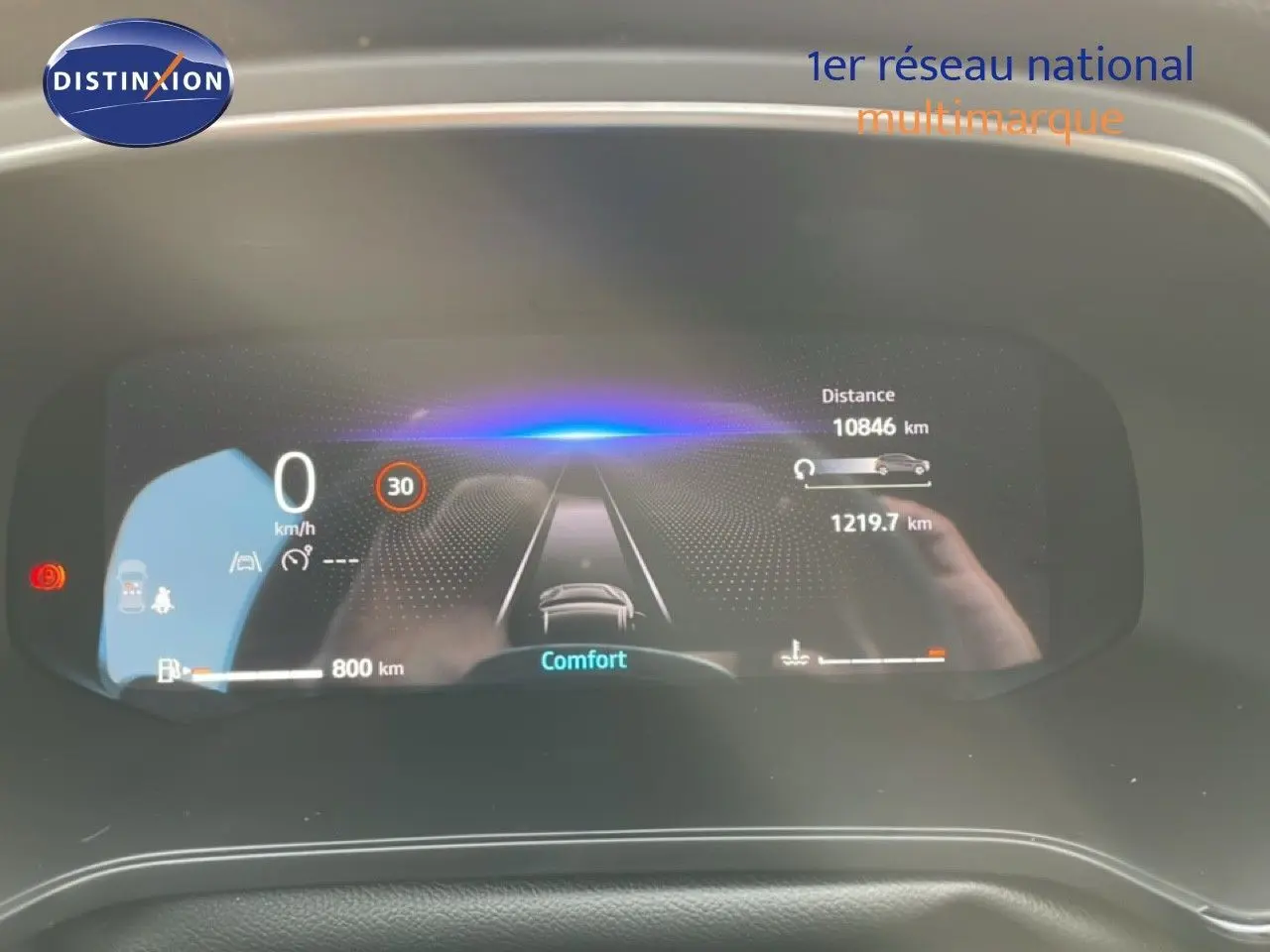 Affichage numérique du tableau de bord du Renault Captur 1.0 ECO-G 100ch, montrant la vitesse et l'autonomie.