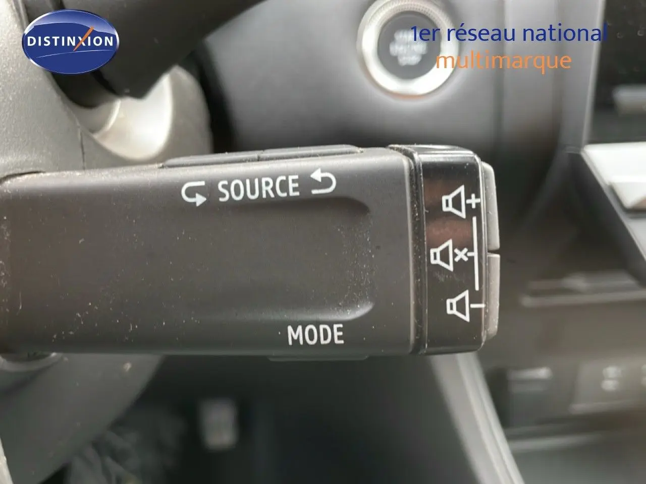 Gros plan sur la commande audio au volant du Renault Captur 2025, soulignant les boutons source et mode.