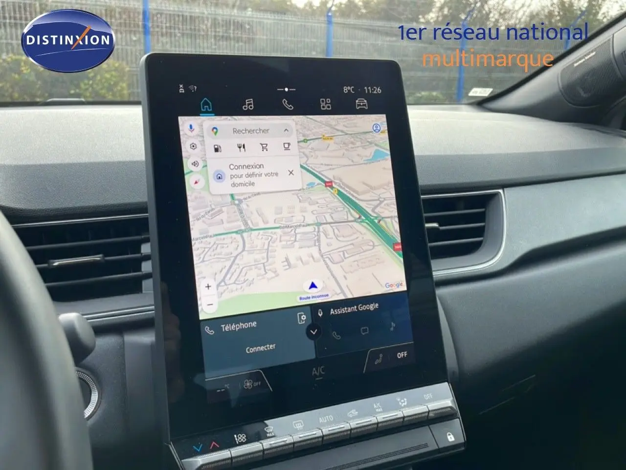 Vue rapprochée de l’écran tactile central du Renault Captur 2025 avec navigation et commandes climatisation visibles.