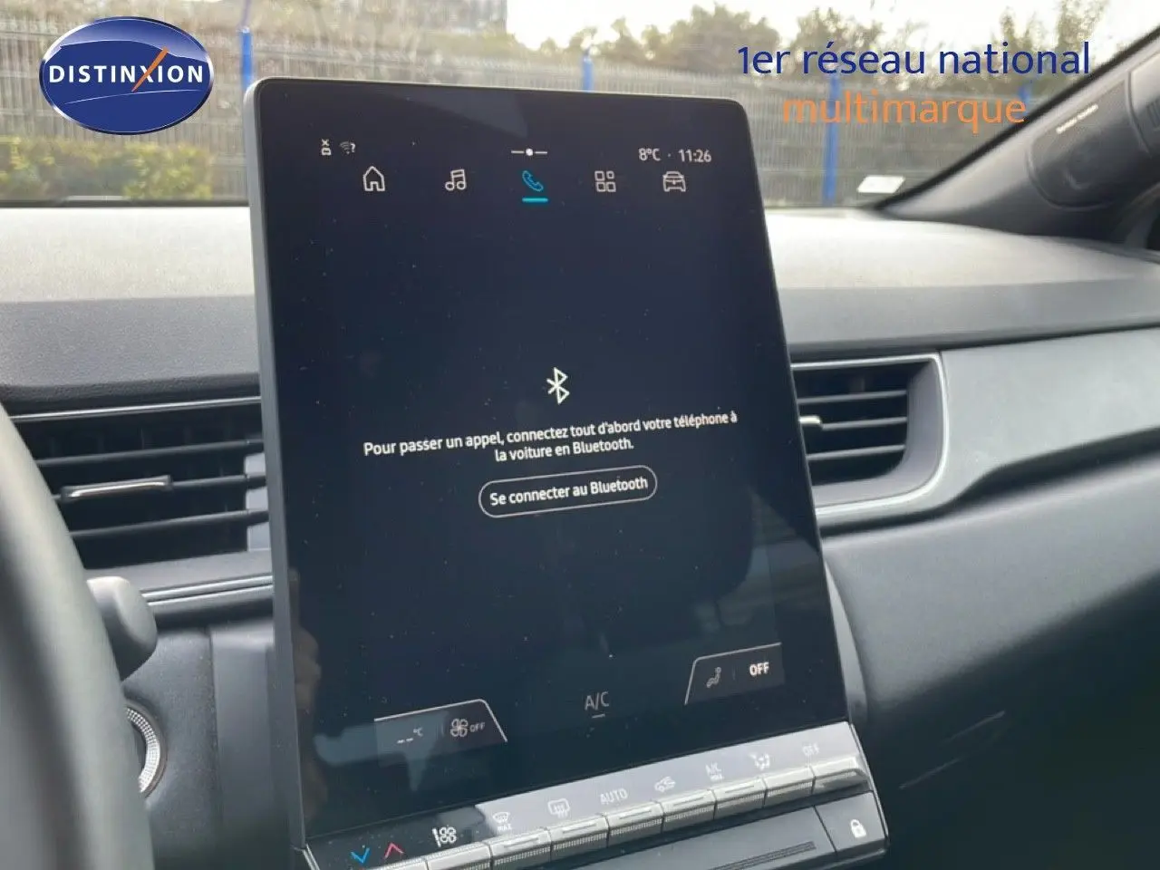 Vue intérieure centrée sur l’écran tactile du tableau de bord du Renault Captur 2025, finition TECHNO.