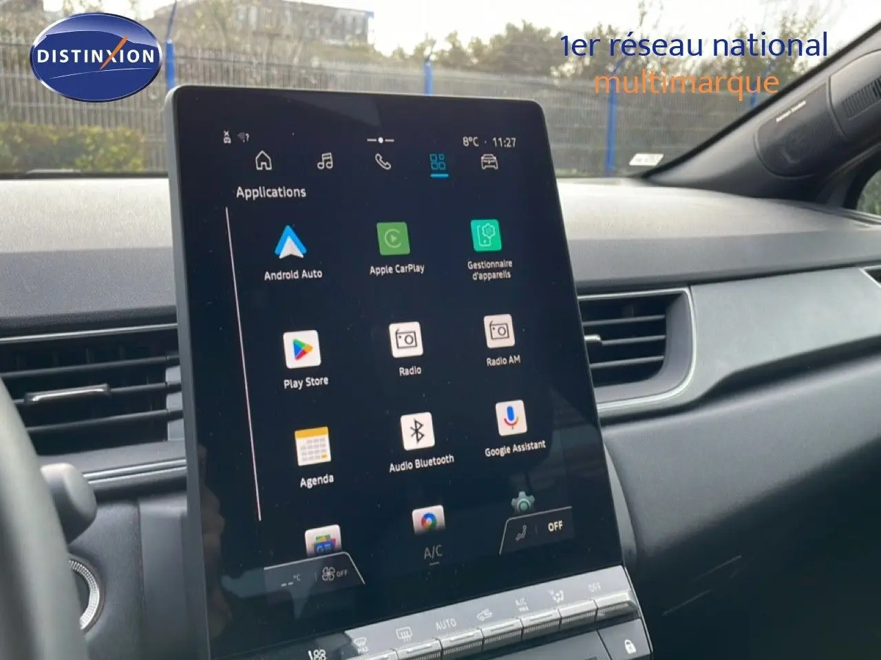 Vue rapprochée de l’écran tactile central du tableau de bord du Renault Captur gris cassiopée métal avec toit noir.