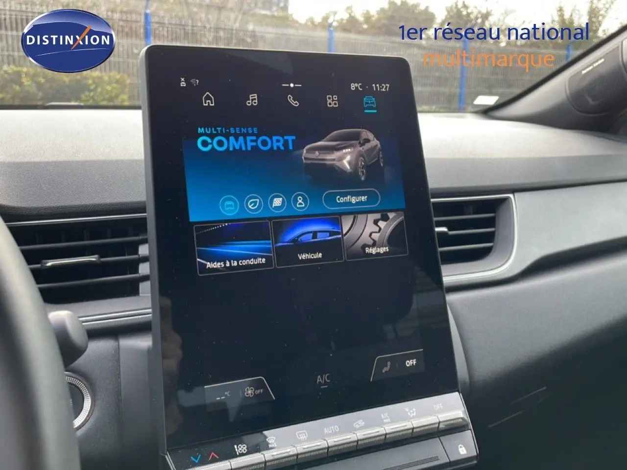 Vue rapprochée de l’écran tactile central du Renault Captur 2025 affichant le mode confort, intérieur noir.