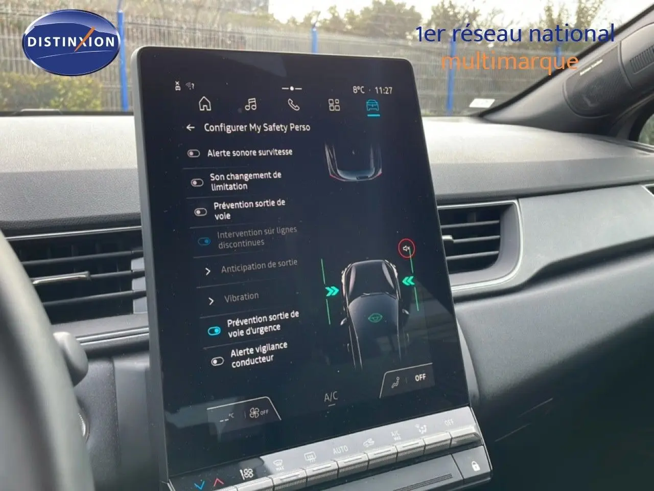 Vue intérieure centrée sur l’écran tactile du tableau de bord du Renault Captur gris Cassiopée métal avec toit noir.