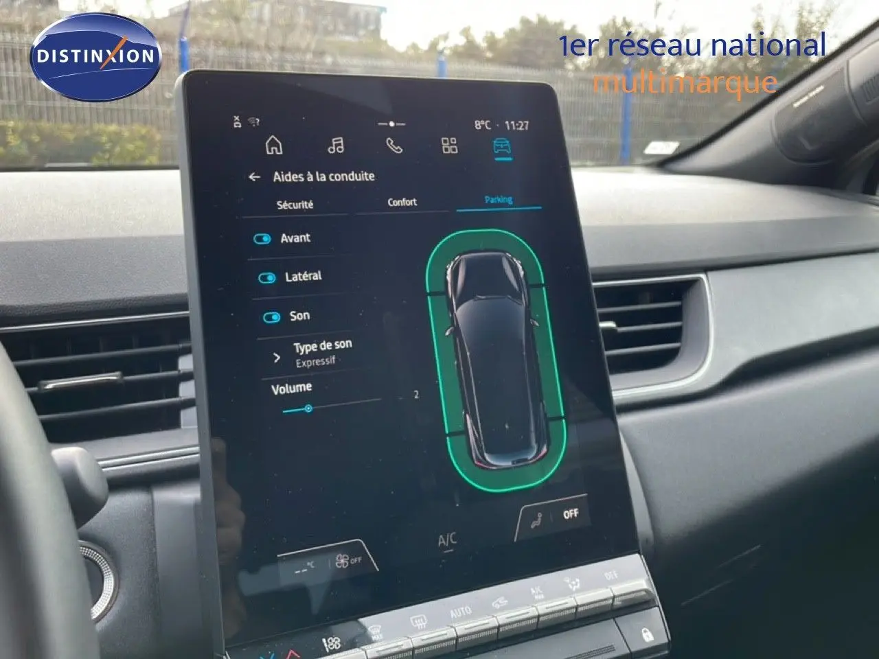 Écran tactile central du Renault Captur 2025 affichant les aides à la conduite, intérieur noir moderne.