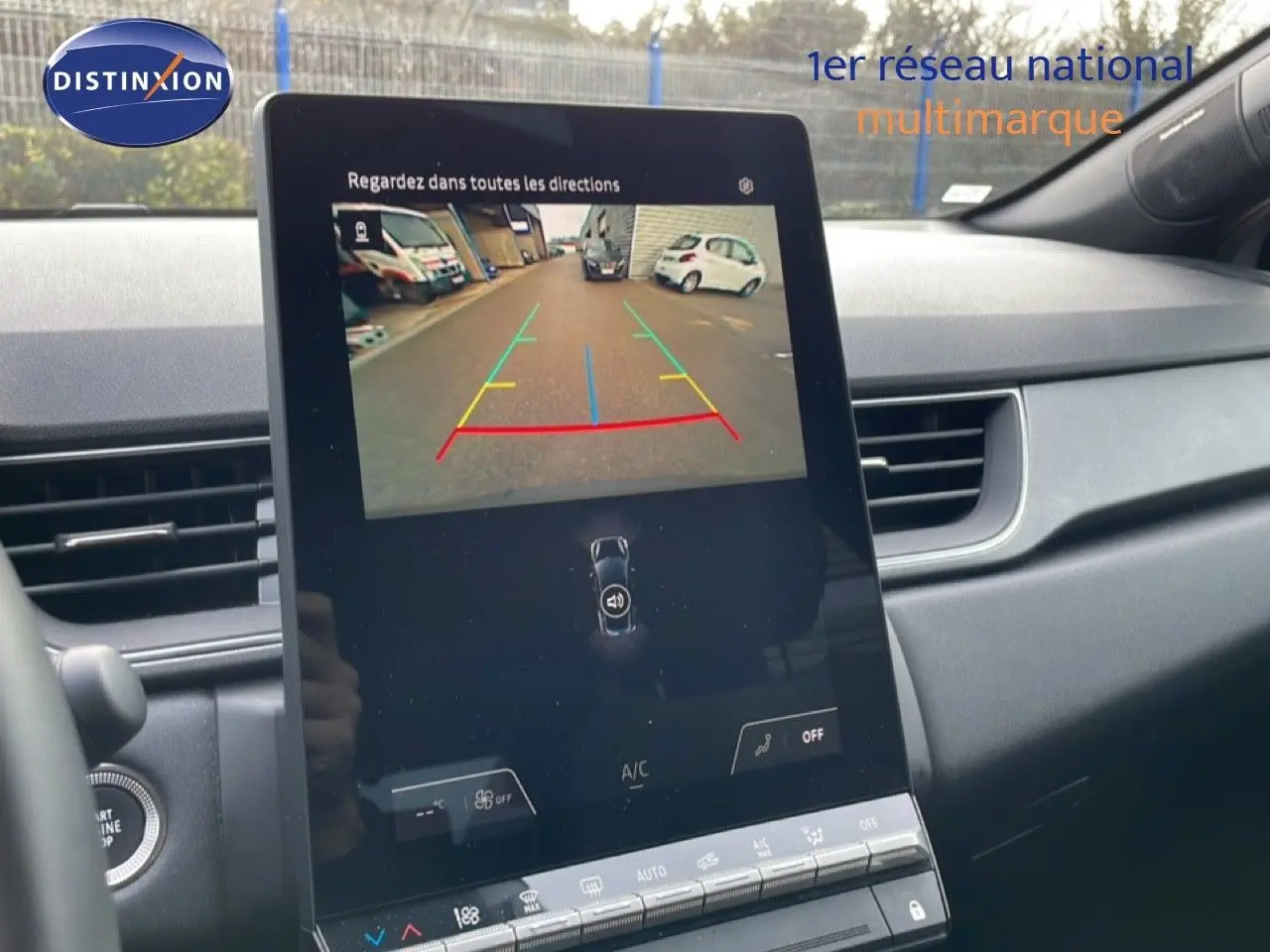 Écran central affichant la caméra de recul du Renault Captur 2025 gris cassiopée métal avec toit noir, vue intérieure.