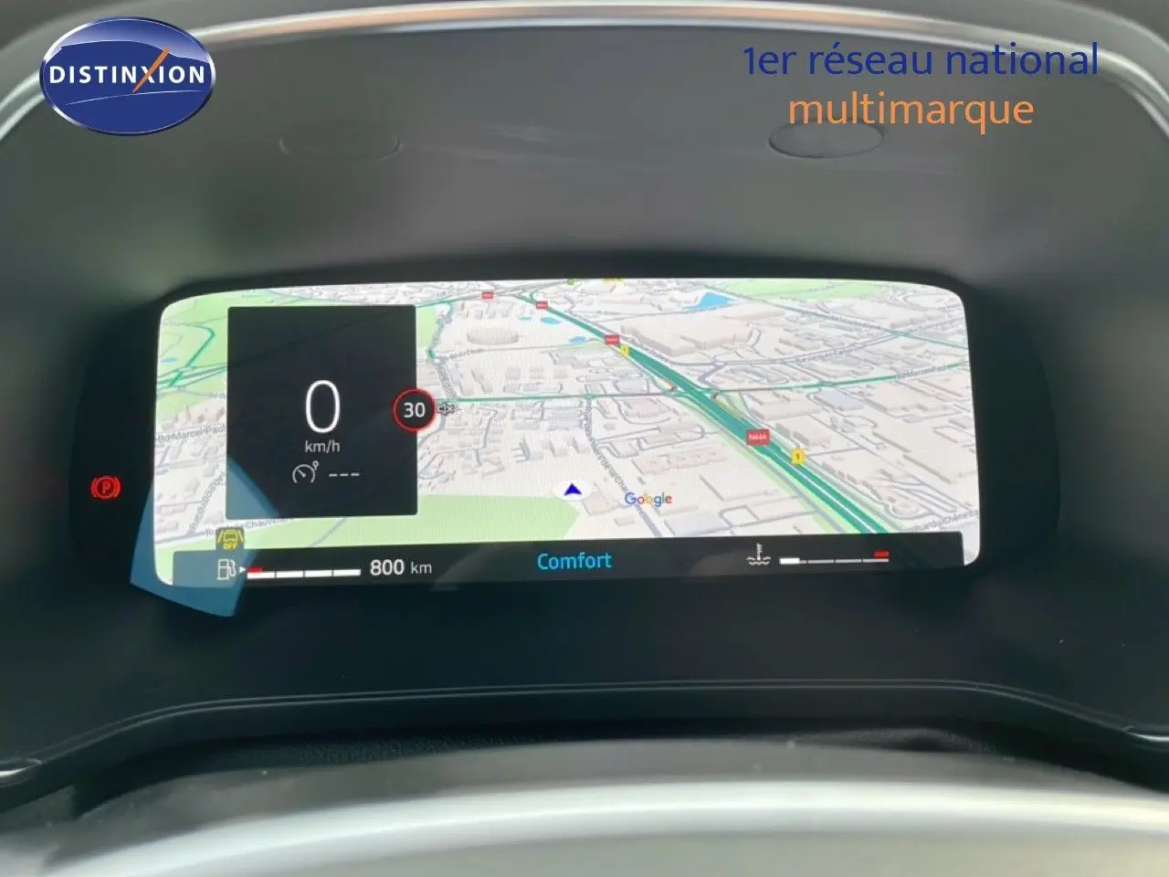 Affichage numérique du tableau de bord du Renault Captur 2025, avec navigation et vitesse à 0 km/h, vue frontale.
