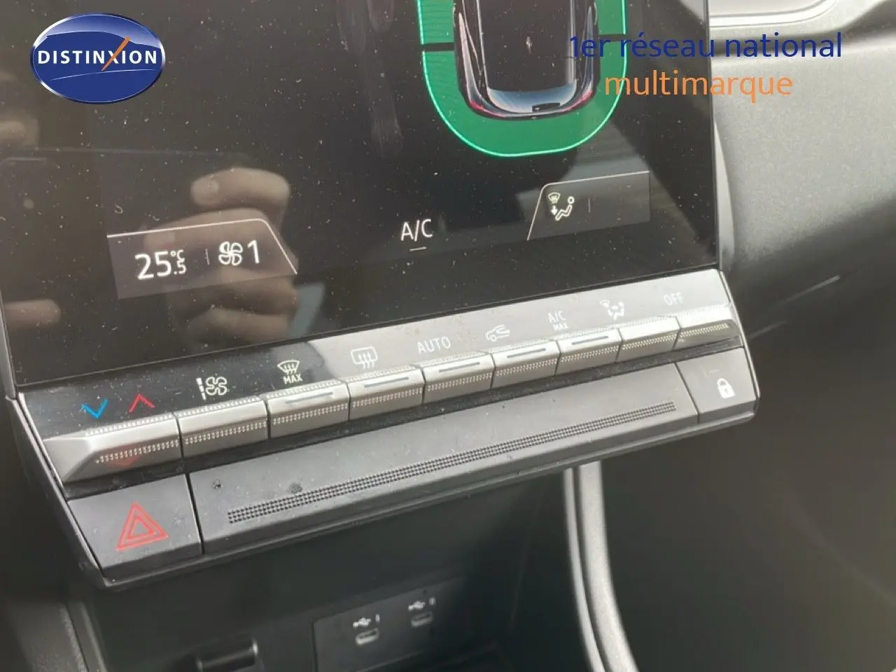 Vue rapprochée de la console centrale du Renault Captur 2025, avec commandes climatisation et écran tactile noir.