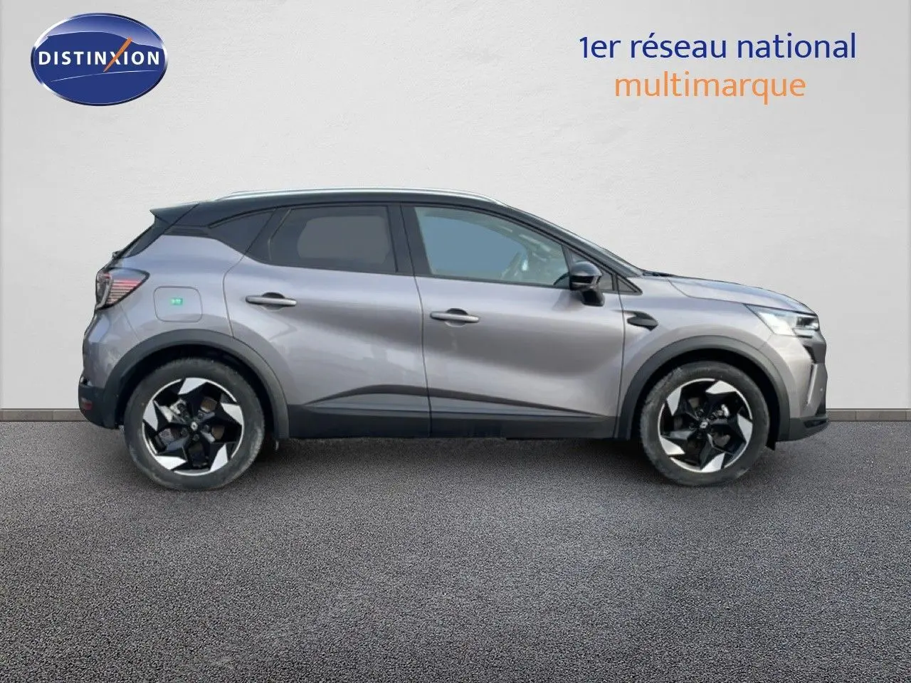 Profil droit d'un Renault Captur 2025 gris cassiopée métal avec toit noir, roues alliage et détails noirs contrastants.