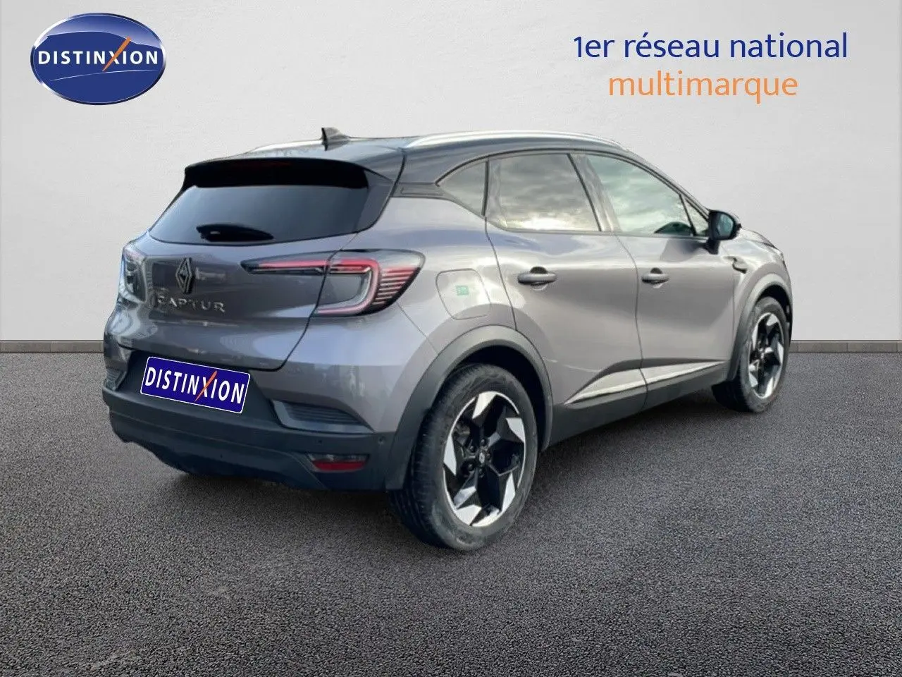 Vue 3/4 arrière droite d'un Renault Captur gris Cassiopée métal avec toit noir, jantes noires et vitres teintées.