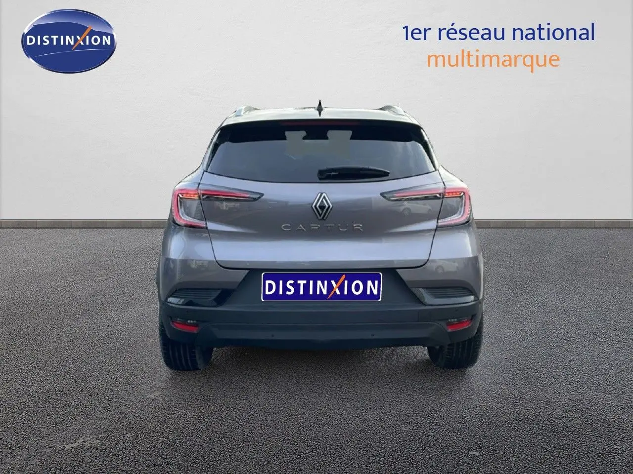 Vue arrière d'un Renault Captur gris Cassiopée métal avec toit noir, mettant en valeur ses feux arrière LED fins.