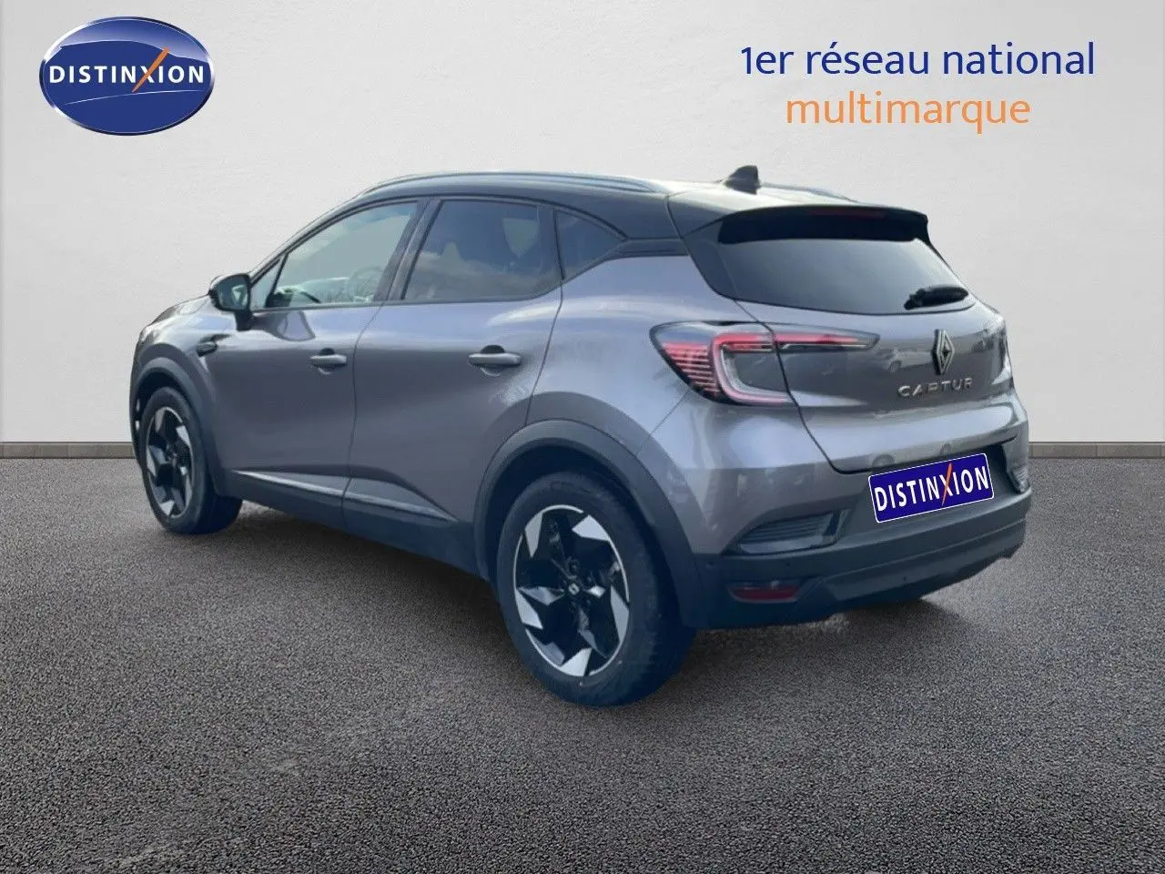 Vue 3/4 arrière droite d'un Renault Captur gris Cassiopée métal avec toit noir, jantes noires et vitres teintées.