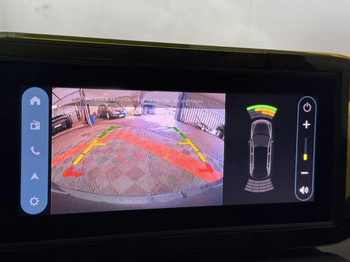 Affichage écran tactile de la caméra de recul de la Fiat Grande Panda marron, avec guidage de stationnement coloré.