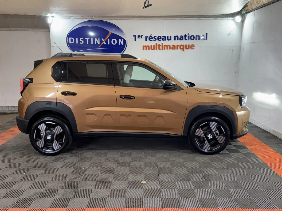 Vue de profil droit de la FIAT Grande Panda marron 2025 avec jantes noires et logo PANDA embossé sur la portière.