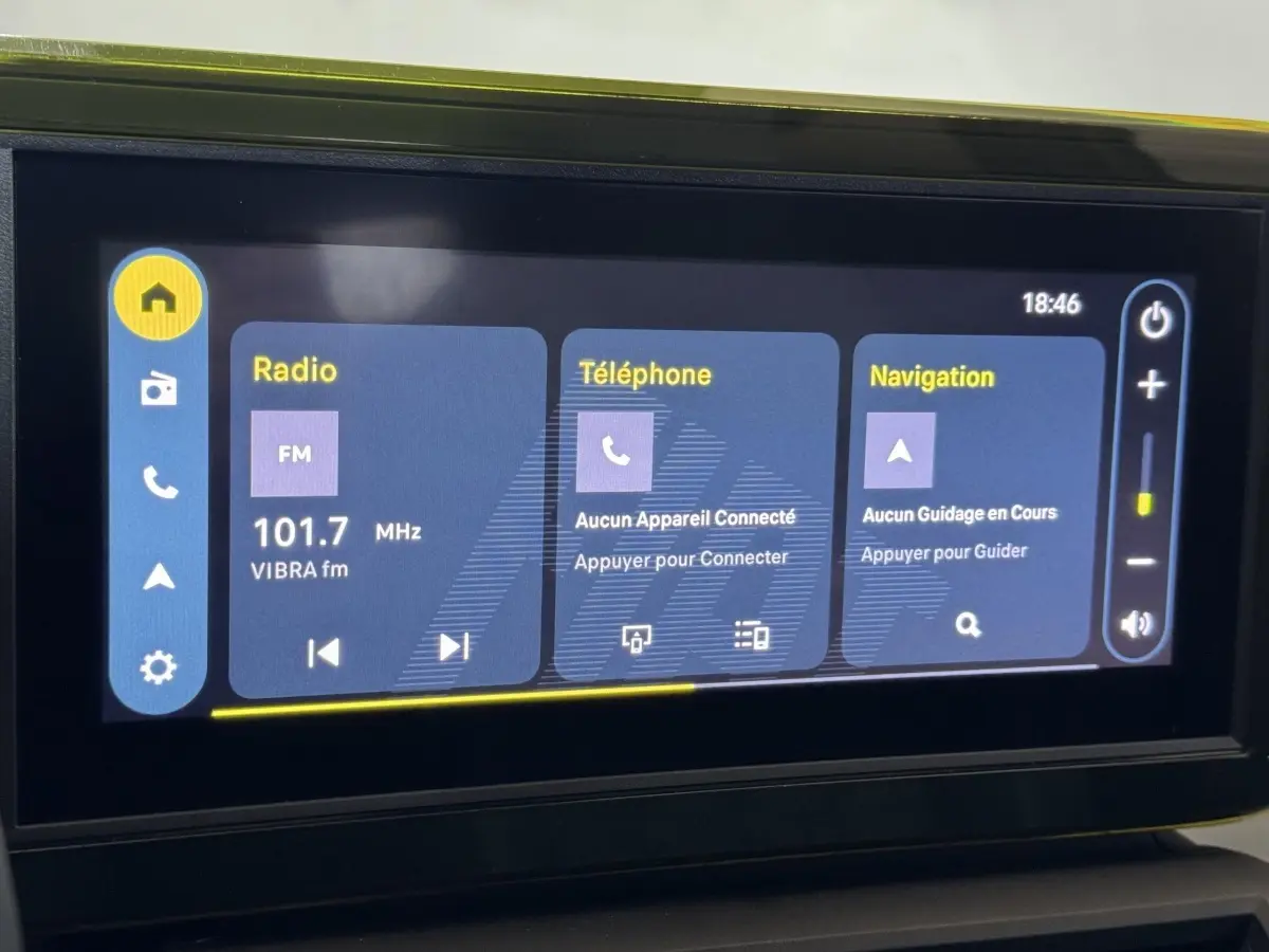 Écran tactile central de 26 cm affichant radio, téléphone et navigation dans une Fiat Grande Panda marron 2025.