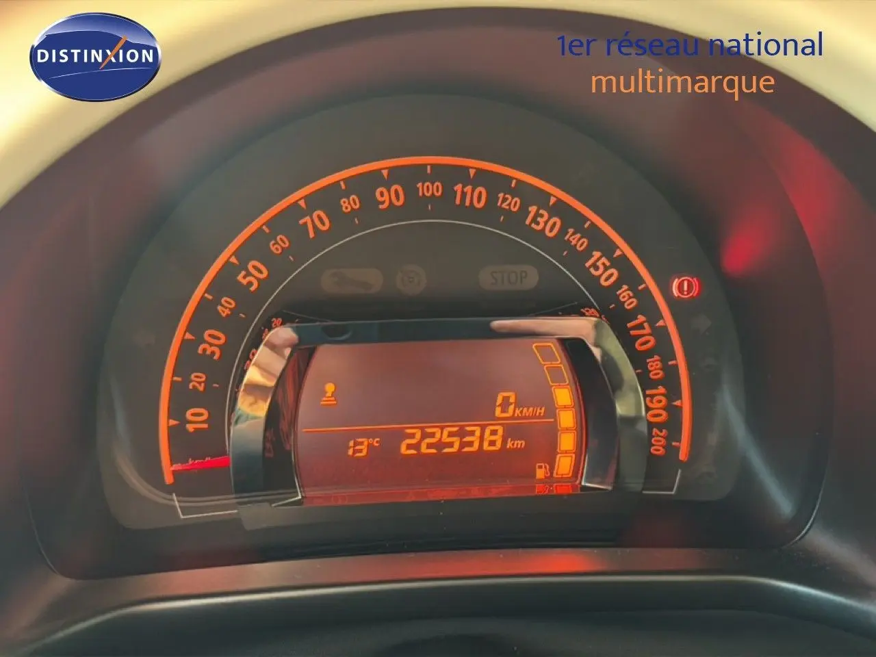 Gros plan sur le tableau de bord numérique orange de la Renault Twingo gris acier, affichant 22 538 km et 0 km/h.