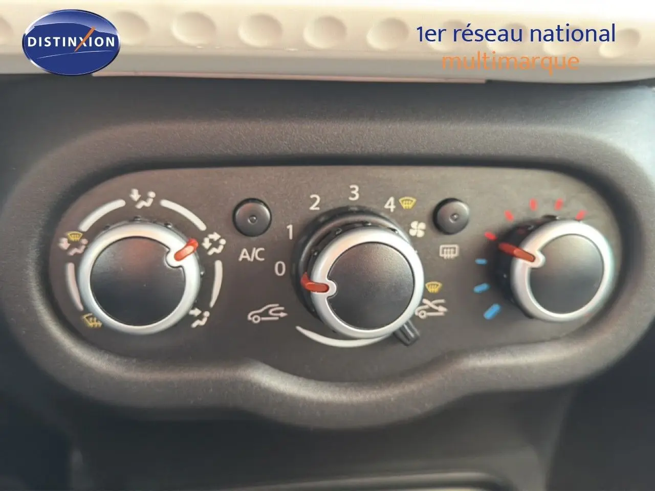 Gros plan sur les commandes de climatisation du tableau de bord d'une Renault Twingo gris acier, version 2021.