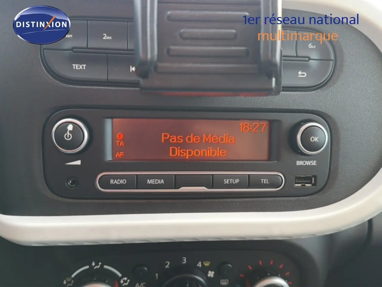 Tableau de bord de Renault Twingo gris acier 2021, affichage média et commandes radio visibles en gros plan.