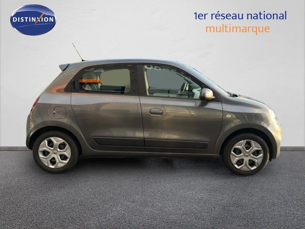 Profil droit d'une Renault Twingo 1.0 SCE 65 Zen gris acier, compacte à cinq portes, sur fond neutre.
