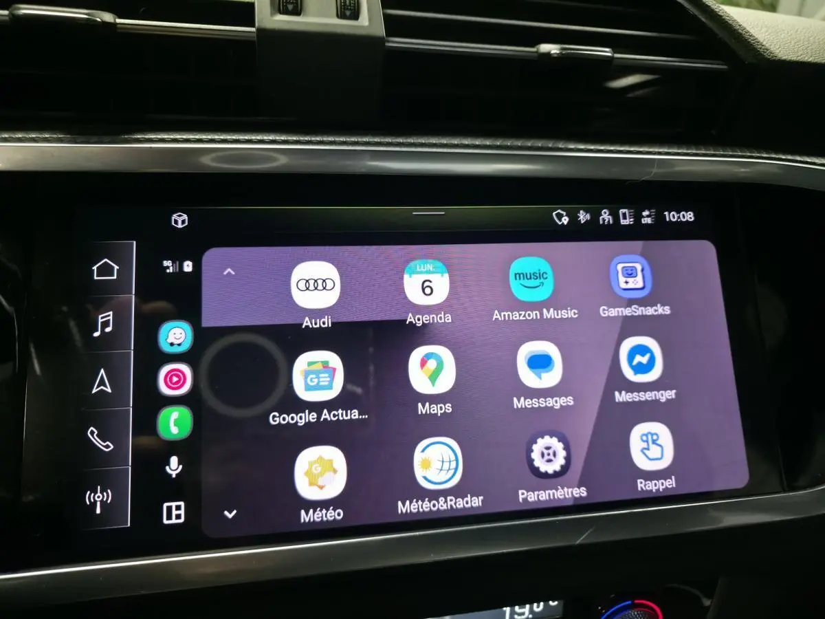 Écran tactile central de l'Audi Q3 hybride rechargeable 2021 affichant l'interface smartphone connectée.