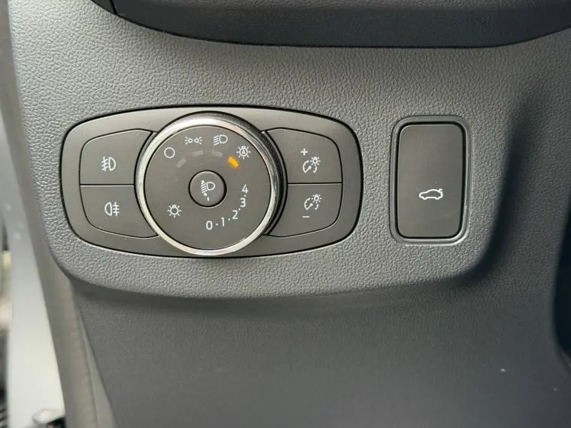 Gros plan sur les commandes d’éclairage et d’ouverture du coffre du Ford Puma 2024 gris Solar Métallisé.