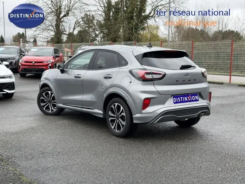 Ford Puma 1.0 EcoBoost 155ch mHEV ST-Line gris Solar, vue 3/4 arrière droit avec jantes alu et becquet noir.