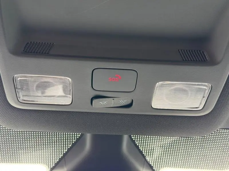 Vue intérieure du plafonnier avec bouton SOS rouge et commandes d’éclairage dans un Ford Puma gris Solar métallisé 2024.