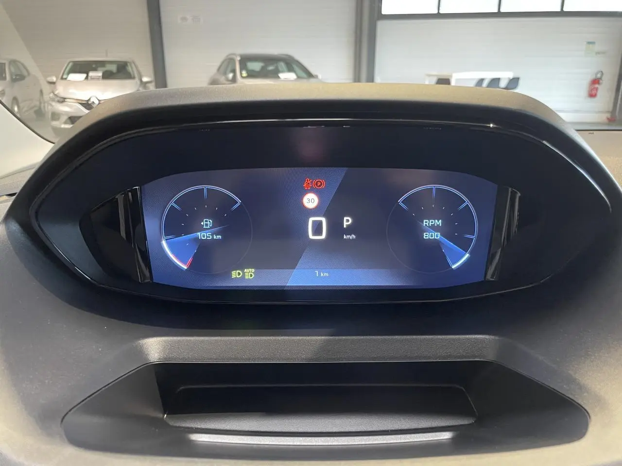 Combiné numérique 10 pouces du Peugeot Rifter 2026 affichant la vitesse, le niveau de carburant et le régime moteur.
