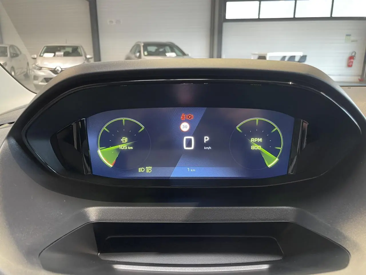 Vue rapprochée du combiné numérique 10 pouces du Peugeot Rifter 2026 affichant vitesse, RPM et alertes.