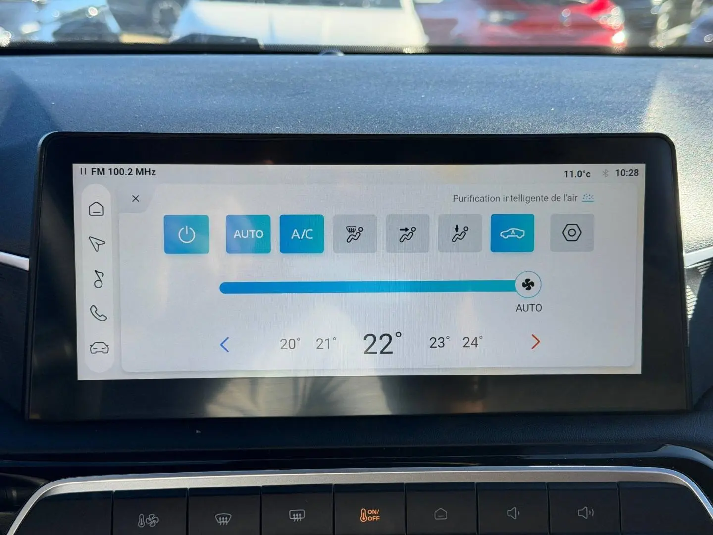 Écran tactile central affichant la climatisation automatique à 22°C dans l'habitacle du MG3 Pebble Black 2024.