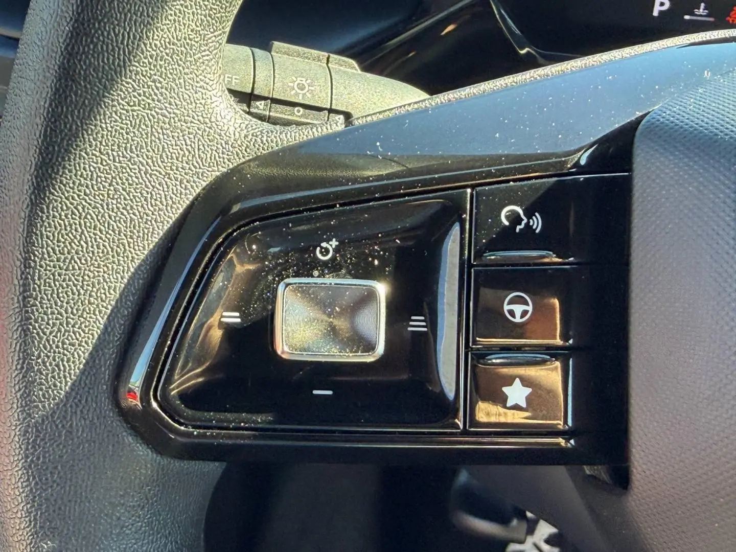 Gros plan sur les commandes multifonctions noires à droite du volant du MG3 1.5 Hybrid+ 2024 en Pebble Black.