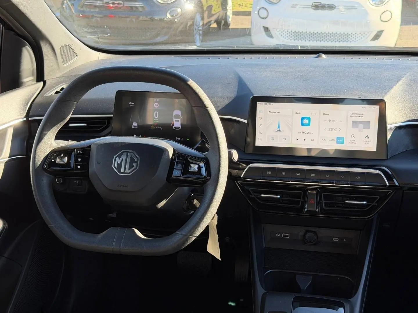Vue intérieure frontale du tableau de bord et volant noir du MG3 1.5 Hybrid+ 2024 avec écran tactile large.