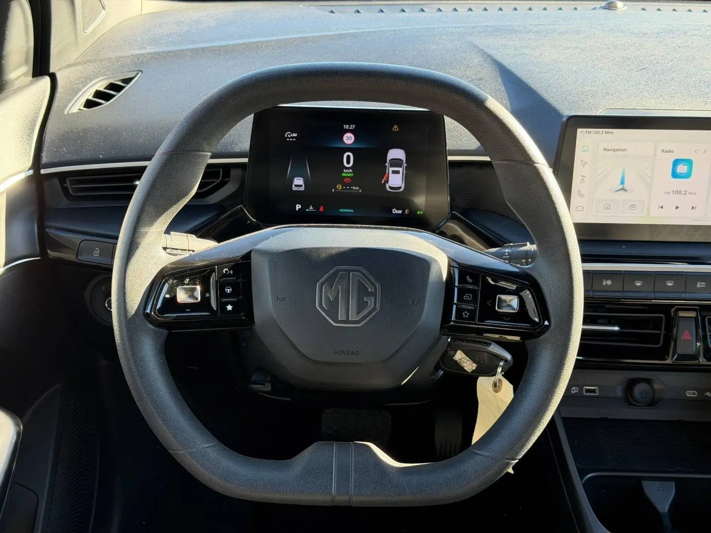 Vue intérieure centrée sur le volant noir du MG3 2024 avec tableau de bord digital et écran tactile latéral.