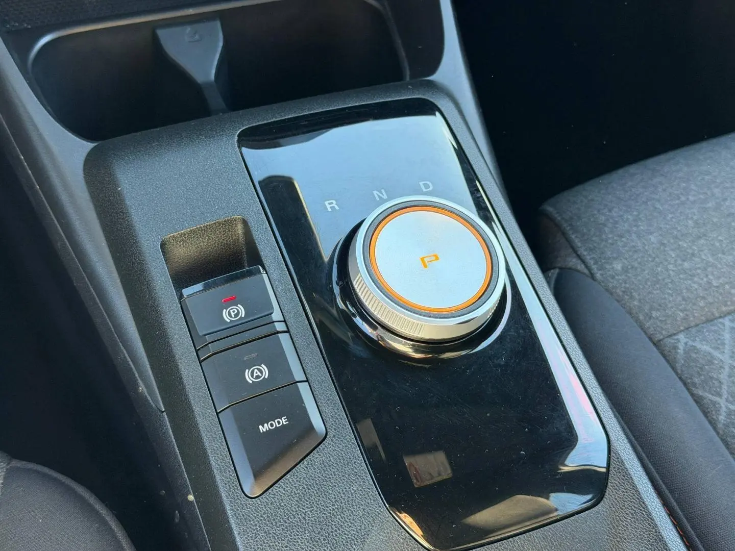 Gros plan sur la molette de boîte automatique et les boutons de commande, intérieur noir du MG3 1.5 Hybrid+ 2024.