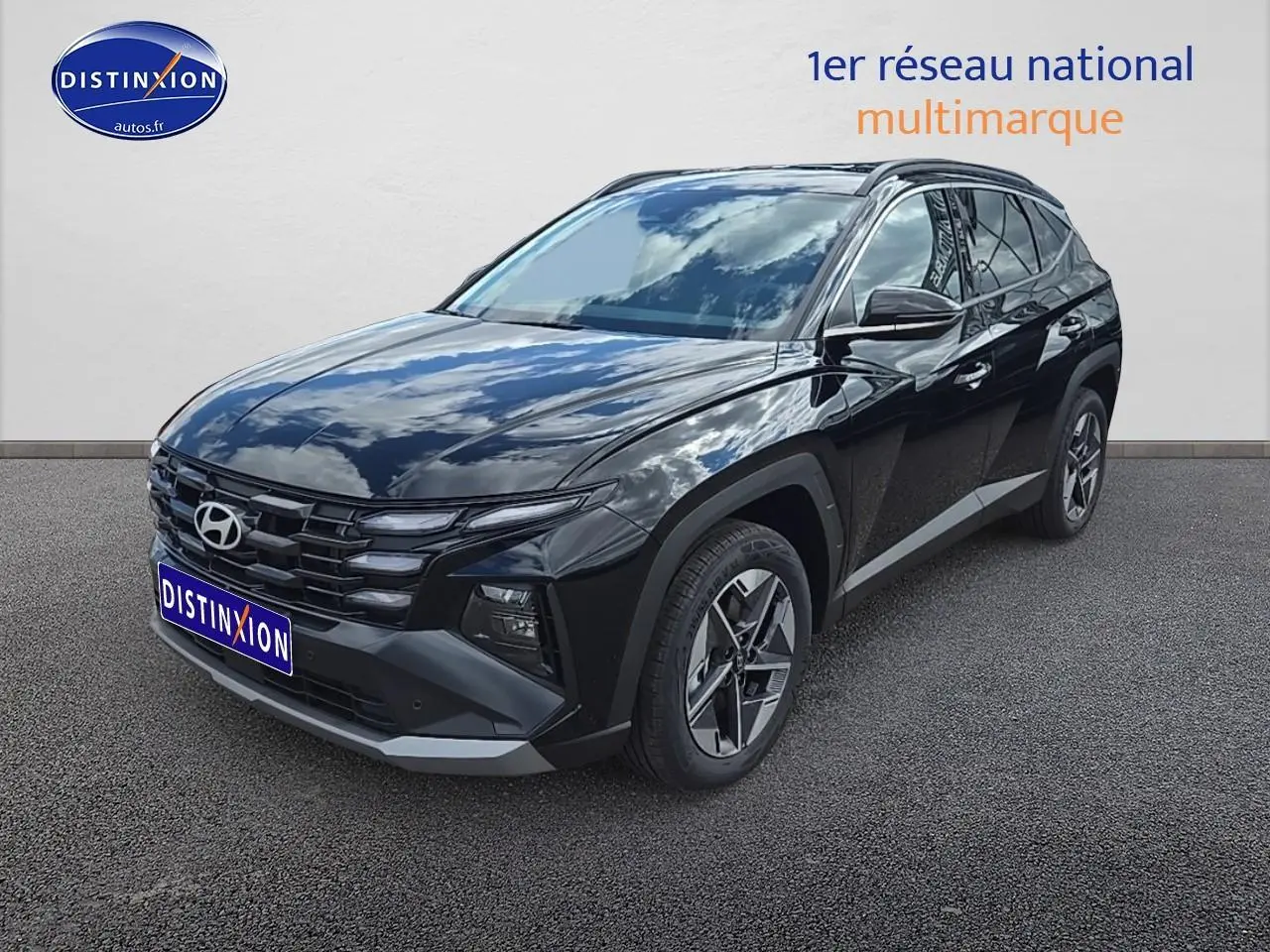 Hyundai Tucson 2025 noir abysse en 3/4 avant droit avec jantes alliage et calandre marquée