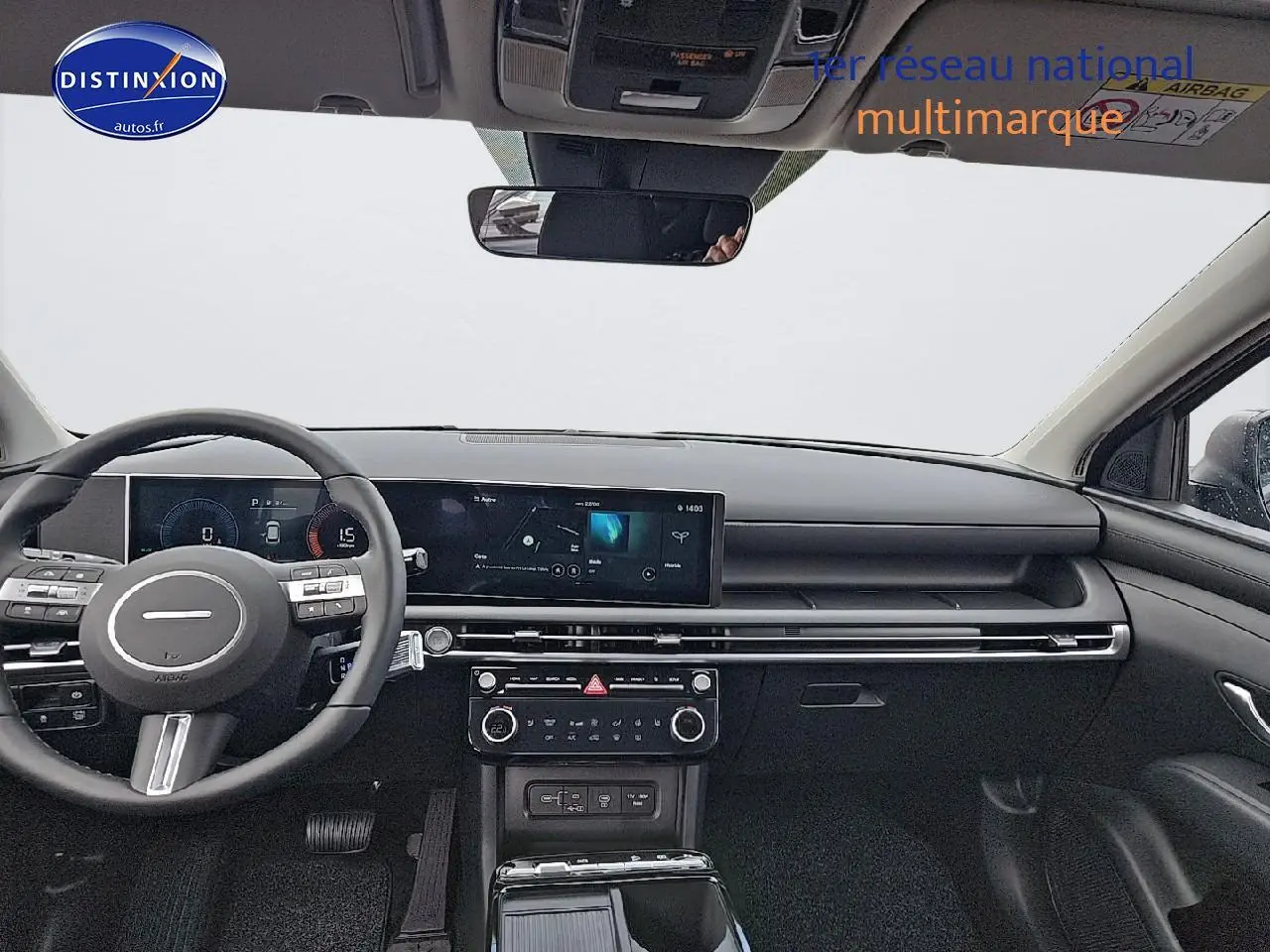 Vue intérieure frontale du tableau de bord noir du Hyundai Tucson 2025 avec écran tactile large et volant multifonction cuir.