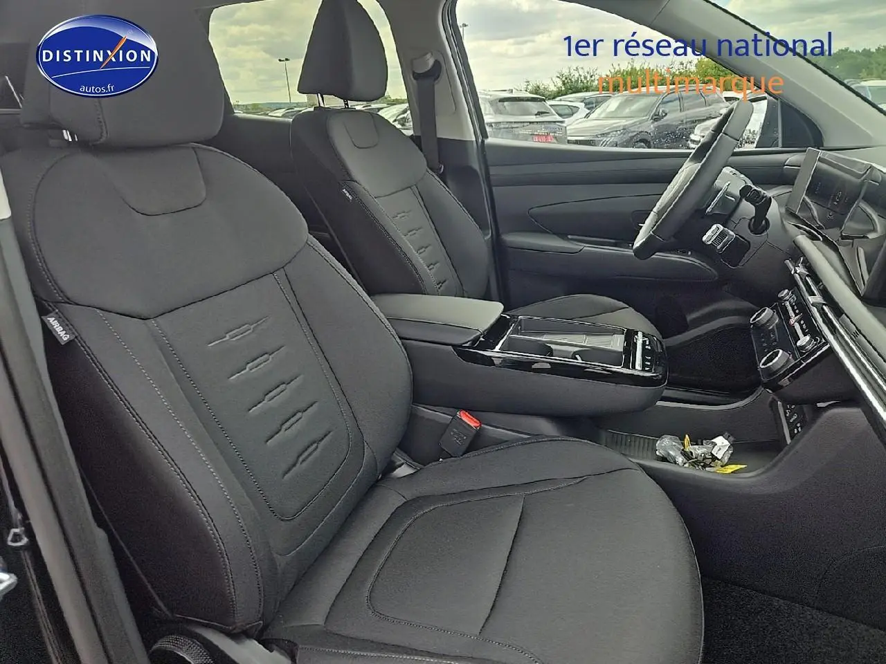 Intérieur avant du Hyundai Tucson 2025 noir abysse, montrant sièges tissu noirs et tableau de bord moderne.