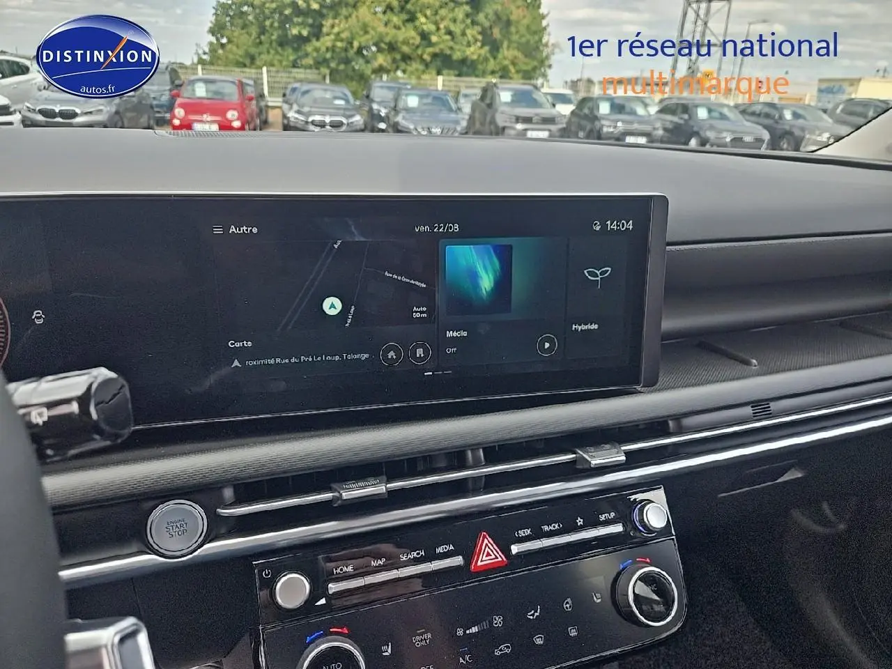 Tableau de bord du Hyundai Tucson 2025 noir abysse, vue intérieure frontale avec écran tactile large et commandes climatisation.