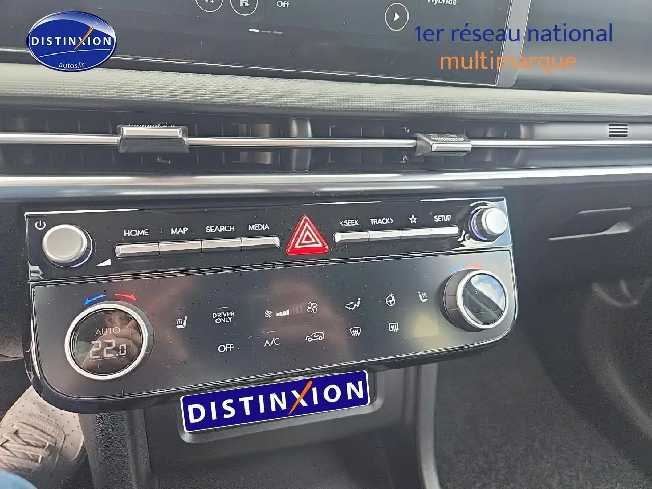 Panneau de commande de climatisation et multimédia du Hyundai Tucson 2025, vue rapprochée de la console centrale noire.