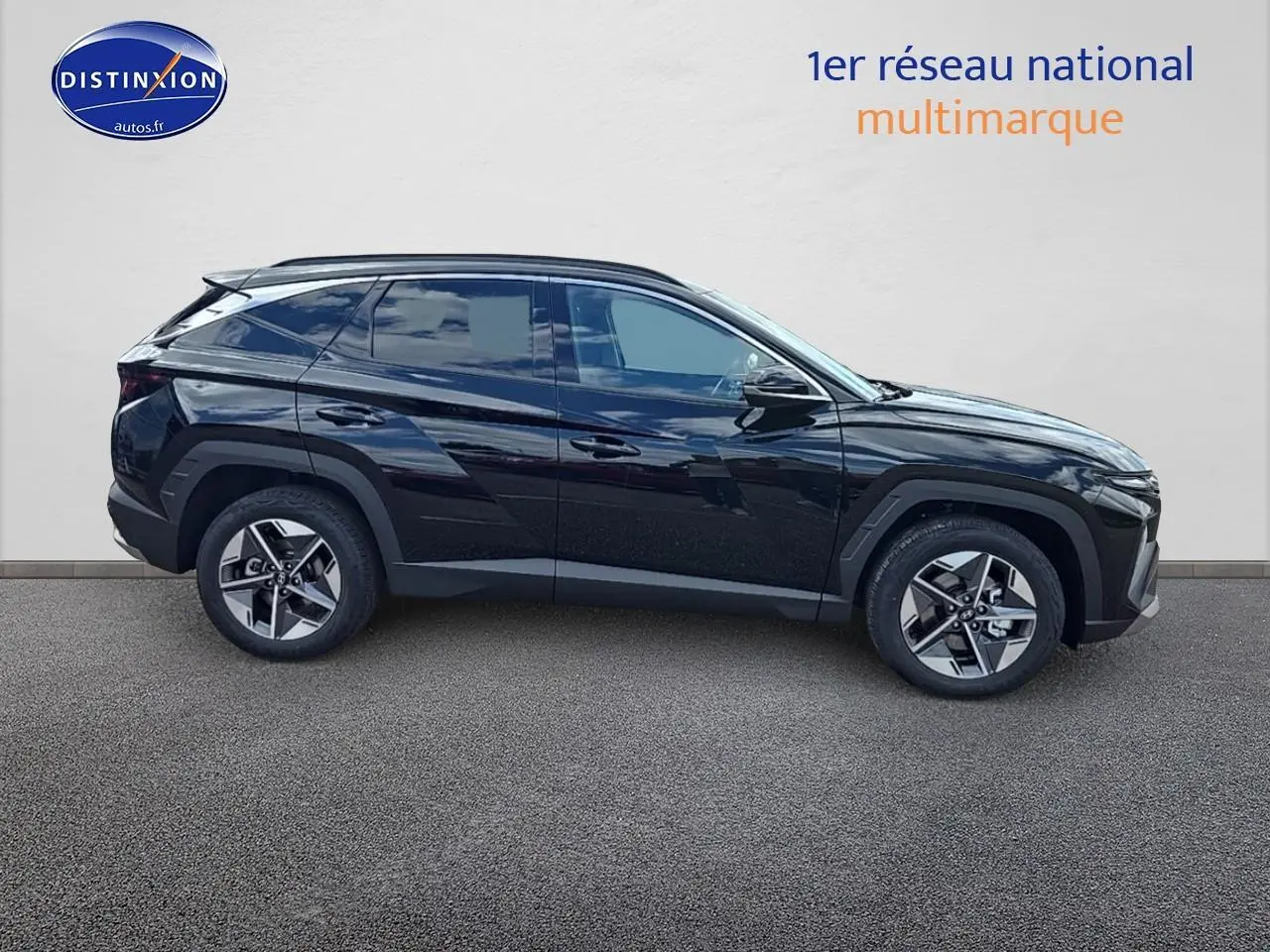 Profil droit du Hyundai Tucson 2025 noir abysse avec jantes alliage et lignes anguleuses marquées.