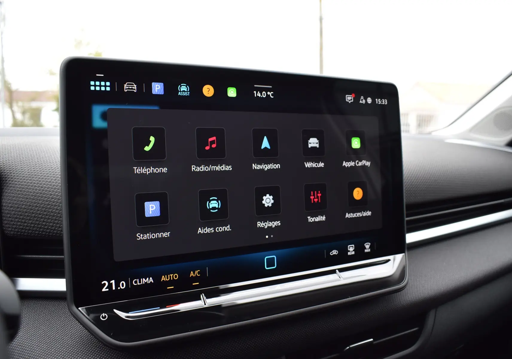 Écran tactile central du tableau de bord du Volkswagen T-Roc 2025, vue intérieure côté passager.