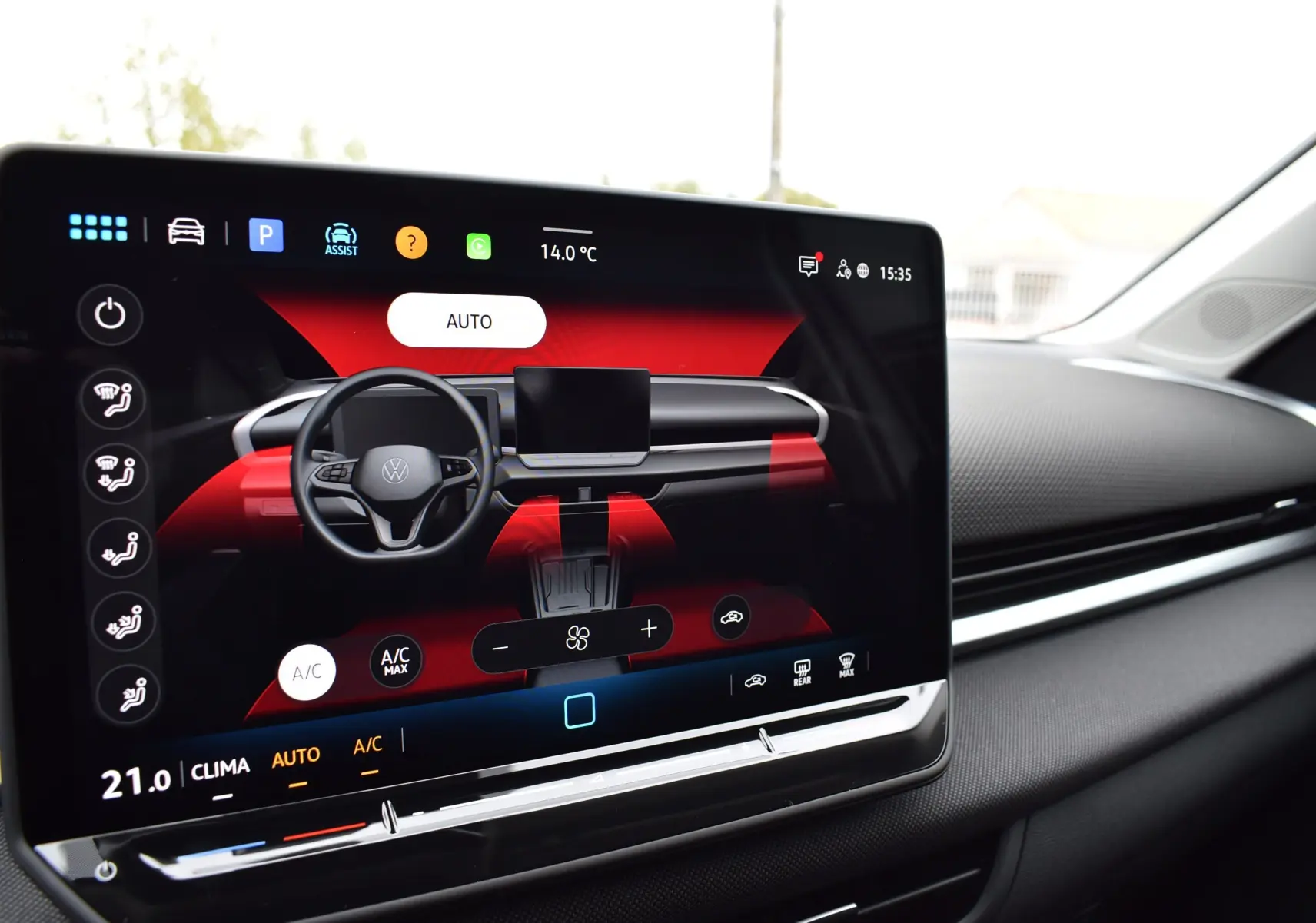 Écran tactile intérieur du Volkswagen T-Roc 2025 montrant la commande de climatisation et le tableau de bord moderne.