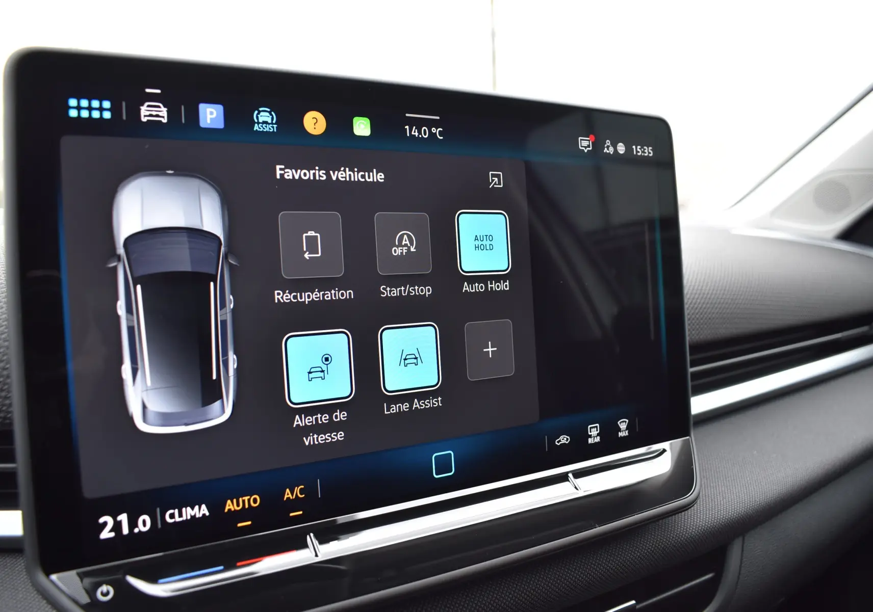 Écran tactile intérieur du Volkswagen T-Roc 2025 montrant les options d'assistance à la conduite.