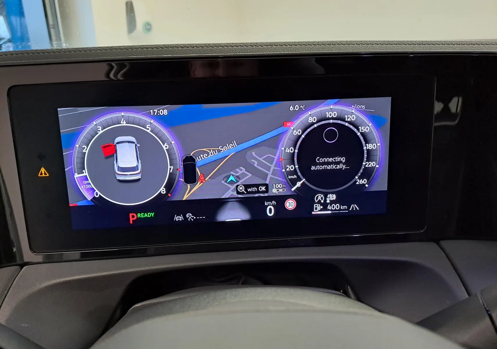 Tableau de bord numérique du Volkswagen Tiguan 2025, affichant la navigation et les compteurs en mode connecté.